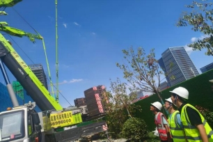 2025年7月8日上午9时40分，芯智汇党员责任区党员李瑞、杨震对钢结构吊装作业进行检查