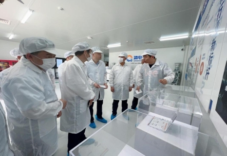 一群人在厨房里

描述已自动生成