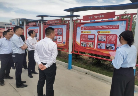 男人和女人站在街道上

描述已自动生成